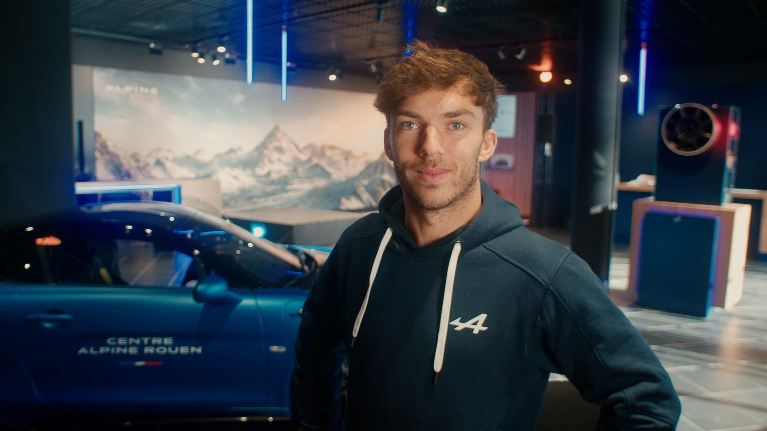 Pierre Gasly inaugure le nouveau centre Alpine de Rouen